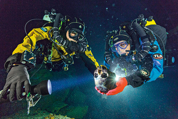 Hoyo Negro divers with skull